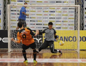 Futsal - Goleiro Paulo Victor faz grande defesa em disputa de penaltis, Santos x Carlos Barbosa (Foto: Luciano Bergamaschi/CBFS)