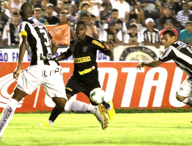 Jobson na partida do Botafogo contra o Treze (Foto: Francisco França / VIPCOMM)