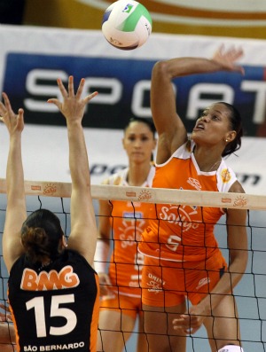 Adenízia ataca no jogo Osasco x São Bernardo, no 1º turno da Superliga (Foto: Luiz Pires/VIPCOMM)