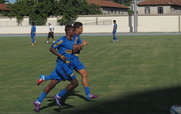 Elkeson e Maicosuel correndo treino Botafogo (Foto: André Casado / Globoesporte.com)