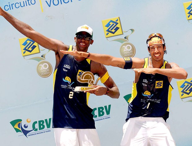 Evandro e Harley comemoram vitória no vôlei de para no Recife (Foto: Mauricio Kaye / CBV)