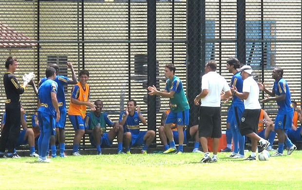 jogadores no treino do Botafogo pagando prenda (Foto: André Casado / Globoesporte.com)