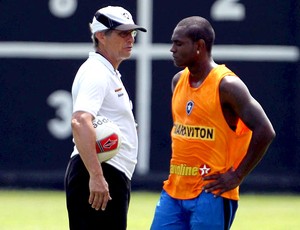 Jobson e Oswaldo de Oliveira no treino do Botafogo (Foto: Jorge Wiliam / Agência O Globo)