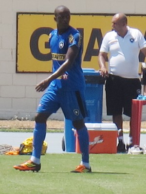 Willian treino Botafogo (Foto: André Casado / GLOBOESPORTE.COM)