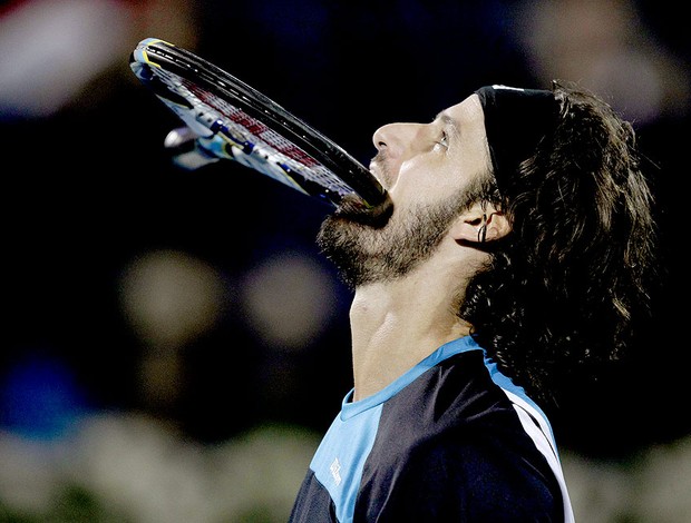 Feliciano Lopez com a raquete na boca no jogo contra Federer tênsi ATP de Dubai (Foto: Reuters)