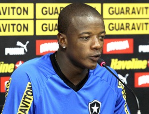 Willian na coletiva do Botafogo (Foto: Fernando Soutello / Divulgação AGIF)