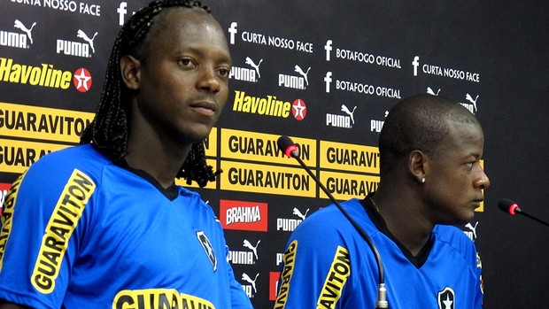 Andrezinho e willian botafogo coletiva (Foto: André Casado / Globoesporte.com)