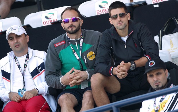 Djokovic assiste a partida do irmão no ATP em Dubai (Foto: AFP)