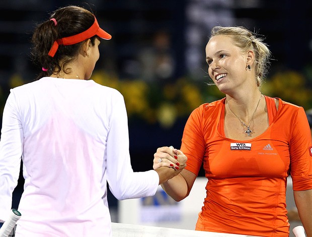 Caroline Wozniacki tênis Ana Ivanovic dubai quartas (Foto: Getty Images)