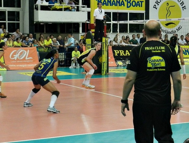 Praia Clube durante a partida contra o Rio de Janeiro, pela Superliga (Foto: Fabiano Rodrigues / GLOBOESPORTE.COM)