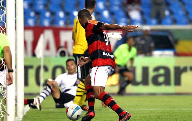 Deivid flamengo perde gol (Foto: Ivo Gonzalez / O Globo)