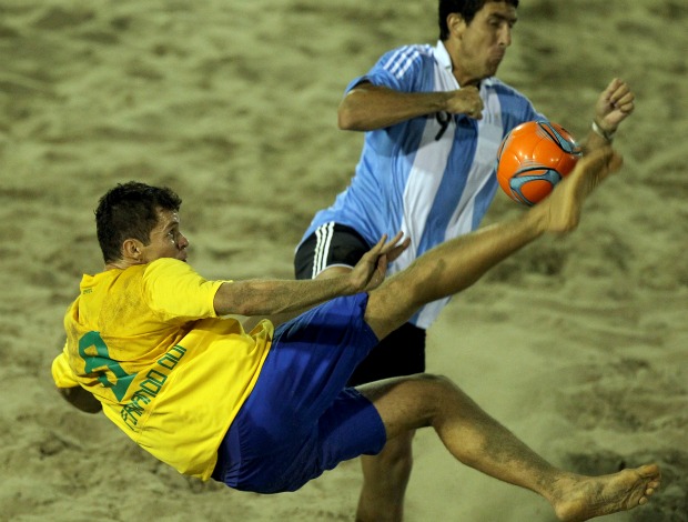 Fernando DDI futebol de areia Brasil e Argentina (Foto: Divulgação/CBBS)