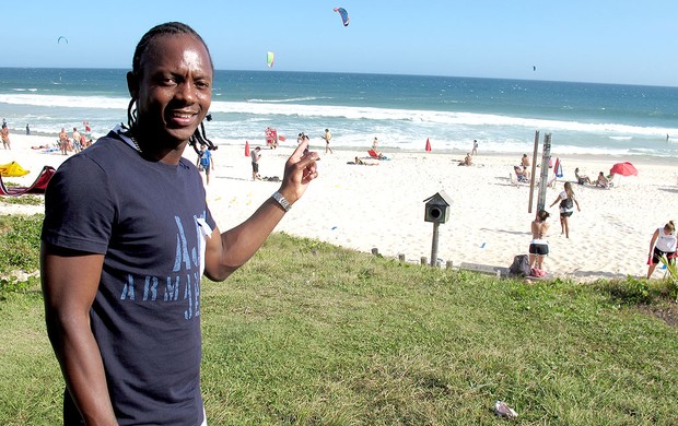 Andrezinho do Botafogo na praia (Foto: André Casado / Globoesporte.com)