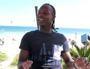 Andrezinho do Botafogo durante entrevista na praia (Foto: André Casado / Globoesporte.com)