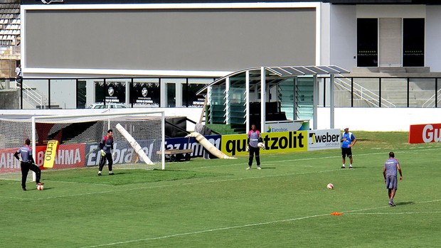 alecsandro vasco treino pênaltis (Foto: Mariana Kneipp / Globoesporte.com)