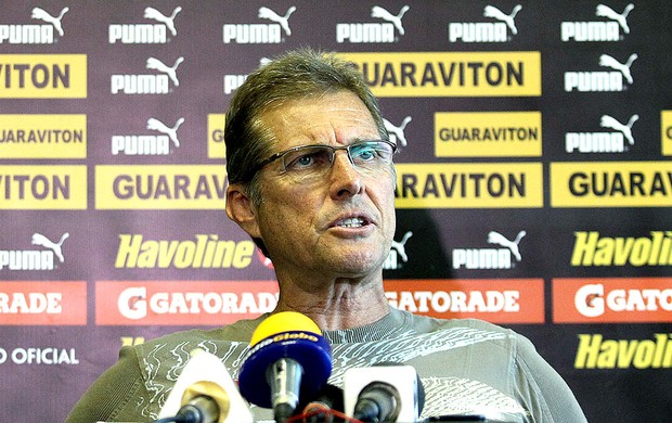 Oswaldo de Oliveira na coletiva do Botafogo (Foto: Fernando Soutello / Divulgação AGIF)