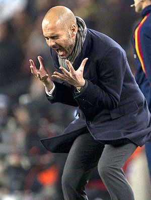 Pep Guardiola na partida do Barcelona contra o Valencia (Foto: EFE)