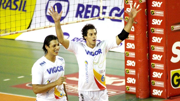 Lorena e Michel comemoram vitória do Vôlei Futuro sobre o Cimed no vôlei (Foto: Alexandre Arruda / CBV)