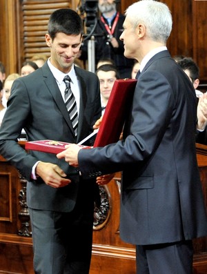 tênis djokoiv recebe a ordem primeira de Karadjordje (Foto: http://www.novakdjokovic.rs)