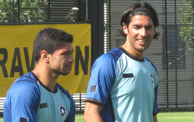 Renato e Loco Abreu no treino do Botafogo (Foto: Thales Soares/Globoesporte.com)