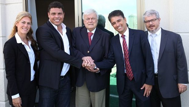 Bebeto com Joana Havelange, Ronaldo, Ricardo Teixeira e Ricardo Tarde no COL (Foto: Fifa.com)