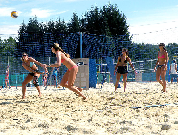 Talita e Maria Elisa no treino do vôlei de praia (Foto: Divulgação)