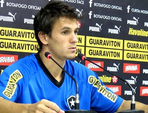 Lucas na coletiva do Botafogo (Foto: André Casado / Globoesporte.com)