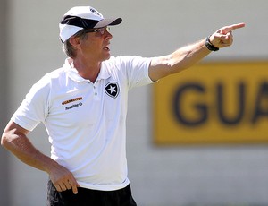 Oswaldo de Oliveira no treino do Botafogo (Foto: Ivo Gonzalez / Agência O Globo)