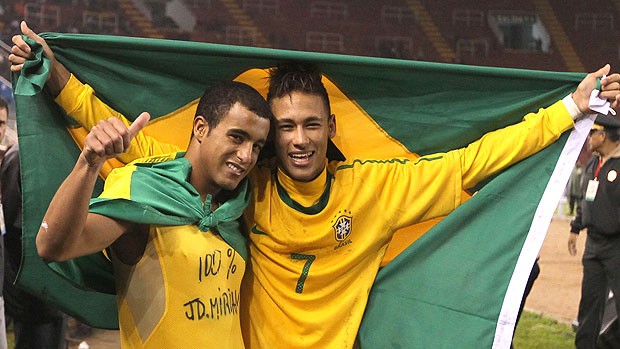 Neymar e Lucas comemoram o títulodo Brasil sub 20 (Foto: Mowa Press)