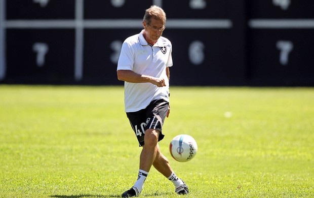 oswaldo de oliveira botafogo treino (Foto: Fernando Soutello / Agif)