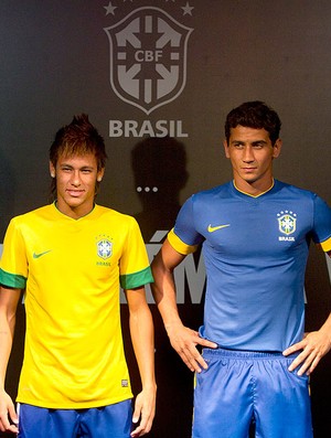 Neymar e Ganso na apresentação da nova camisa da Seleção Brasileira (Foto: Felipe Dana / AP)