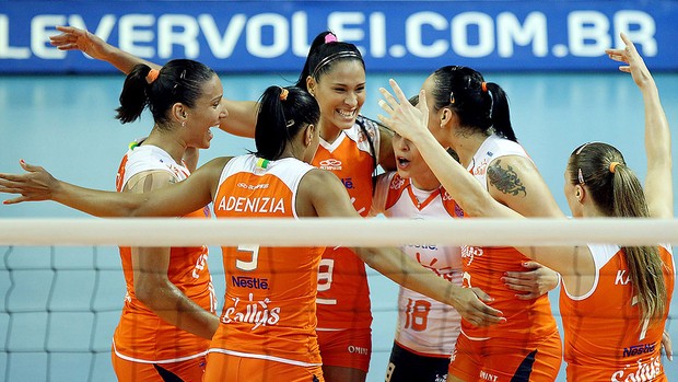 jogadoras do Osasco comemoram vitória no vôlei (Foto: Divulgação / CBV)