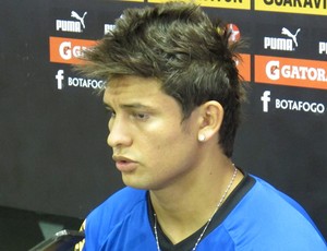 Elkeson Lucas coletiva Botafogo (Foto: André Casado / Globoesporte.com)