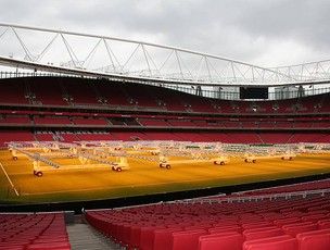 Estádio Arsenal Emirates Stadium máquinas gramado (Foto: Divulgação)