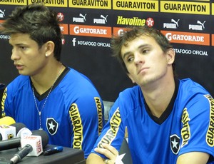 Elkeson Lucas coletiva Botafogo (Foto: André Casado / Globoesporte.com)