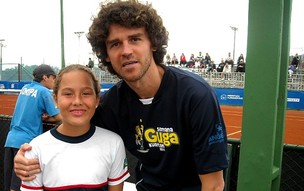 Tenista amazonense, Thássane Abrahim, ao lado do ídolo, Gustavo Kuerten (Foto: Divulgação)