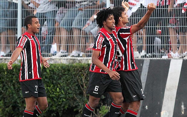 Cortez e William José comemoram gol do São Paulo contra a Ponte Preta (Foto: Gaspar Nóbrega / Vipcomm)