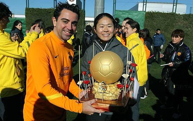 Homare Sawa, melhor jogadora do mundo, com Xavi do Barcelona (Foto: Divulgação / Site Oficial do Barcelona)