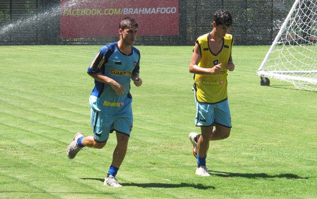 Fellype Gabriel e Matheus treino Botafogo (Foto: André Casado/Globoesporte.com)