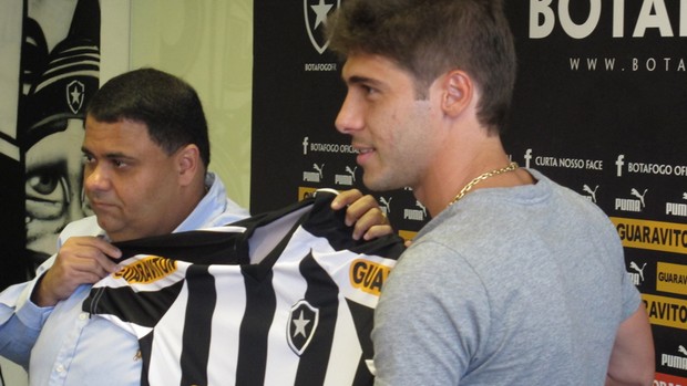 André Silva entrega camisa a Fellype Gabriel  (Foto: André Casado/Globoesporte.com)