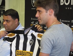 André Silva entrega camisa a Fellype Gabriel  (Foto: André Casado/Globoesporte.com)