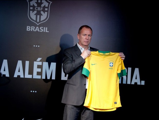 mano menezes novo uniforme camisa brasil (Foto: NIke / Divulgação)