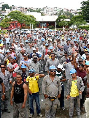 operários fazem greve nas obras da Fonte Nova para 2014 (Foto: Futura Press)