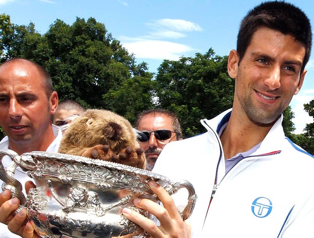 Novak Djokovic posa com a taça do Australian Open (Foto: EFE)