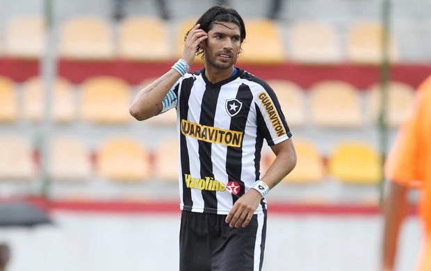 Loco abreu botafogo nova iguacu (Foto: Alexandre Cassiano / O Globo)