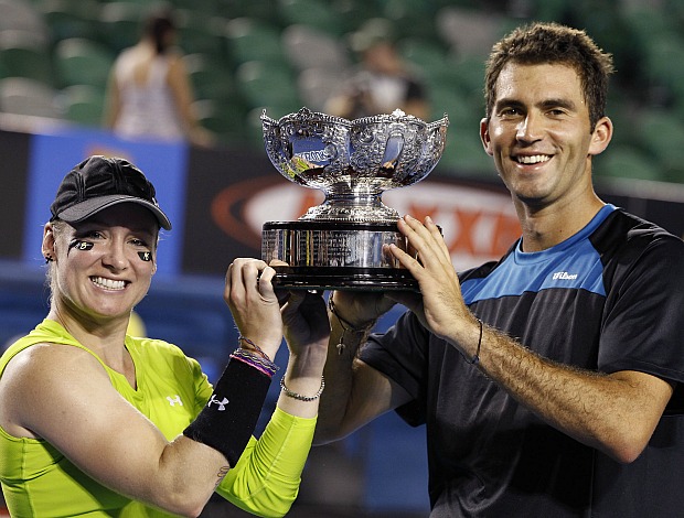 Bethanie Mattek-Sands tênis Horia Tecau Australian Open troféu (Foto: AP)