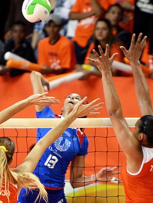 Sheilla na partida do Rio de Janeiro contra o Osasco na Superliga de vôlei (Foto: Luiz Doro / AdoroFoto)