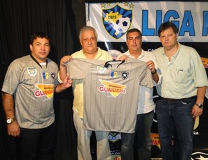 Dirigente posam com a camisa do Botafogo/Casa da España/Macaé (Foto: Divulgação/Site Oficial do Botafogo)