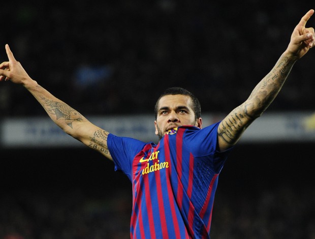 Daniel Alves comemora gol do Barcelona sobre o Real Madrid (Foto: AFP)