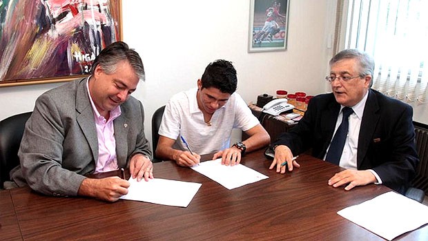 Osvaldo assina contrato com o São Paulo (Foto: Rubens Chiri / Site oficial do São Paulo FC)